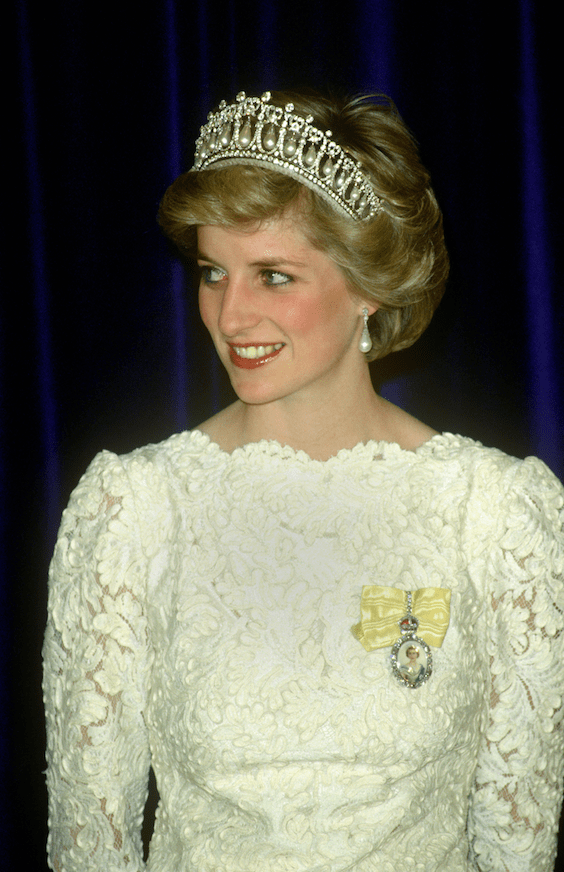 Prinses Diana op haar trouwdag in 1986 met de Royal Family order en Lovers knot diadeem Kennisbank Zilver.nl
